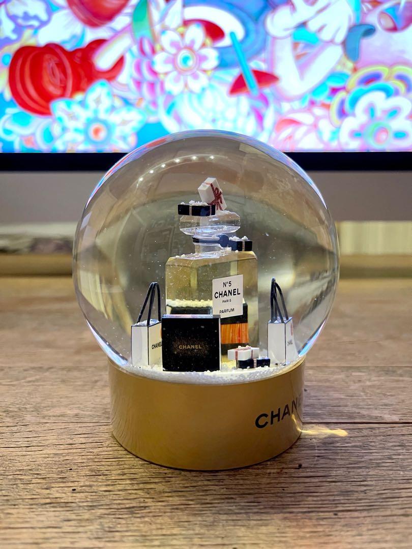 CHANEL. Snow globe Edition 2022 in glass on a golden…