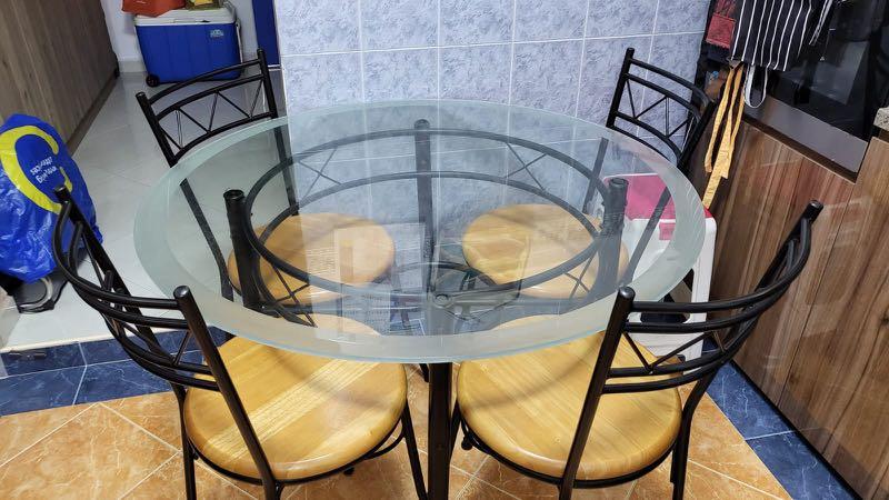 Dining table set (Category: Tables & Sets) located in Singapore. Submitted by 4evayoung65 (Listing ID 1172532104, Image 2). Description: Self collect .