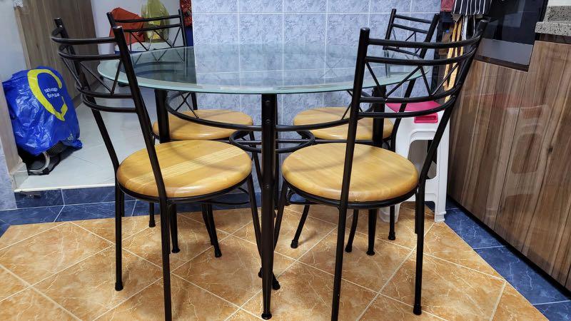Dining table set (Category: Tables & Sets) located in Singapore. Submitted by 4evayoung65 (Listing ID 1172532104, Image 1). Description: Self collect .