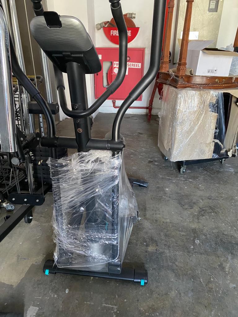Domyos E-shape 09 Elliptical Cross Trainer, Sports Equipment, Exercise ...