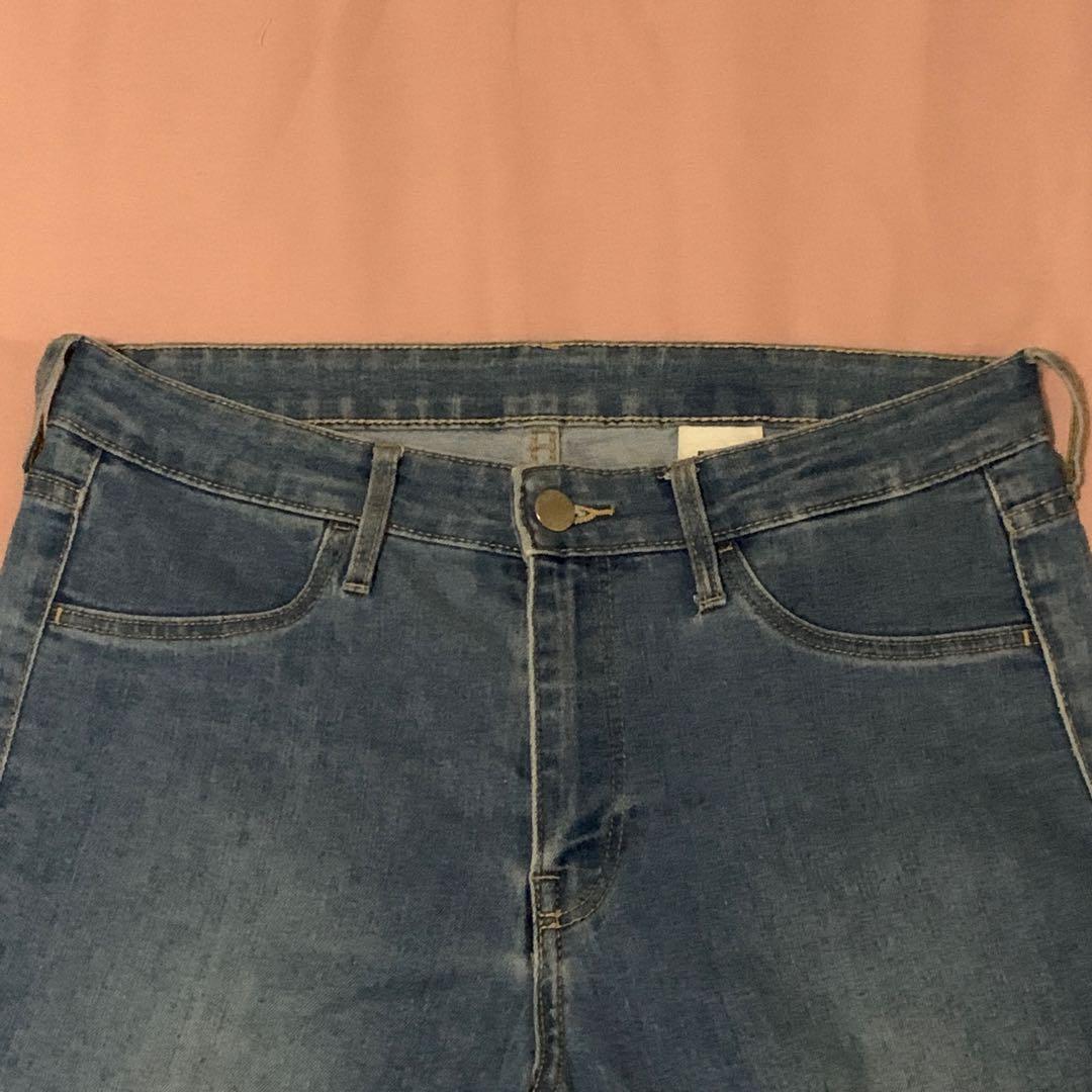 H&M HW Skinny Ankle Pants (Category: Jeans) located in Taguig. Submitted by doubleshot_ (Listing ID 1172499202, Image 3). Description: High waist, skinny, non-stretchable. Worn twice. Color may vary due to lighting. Unnoticeable flaw. See last photo. #4theplanet #heyjune.