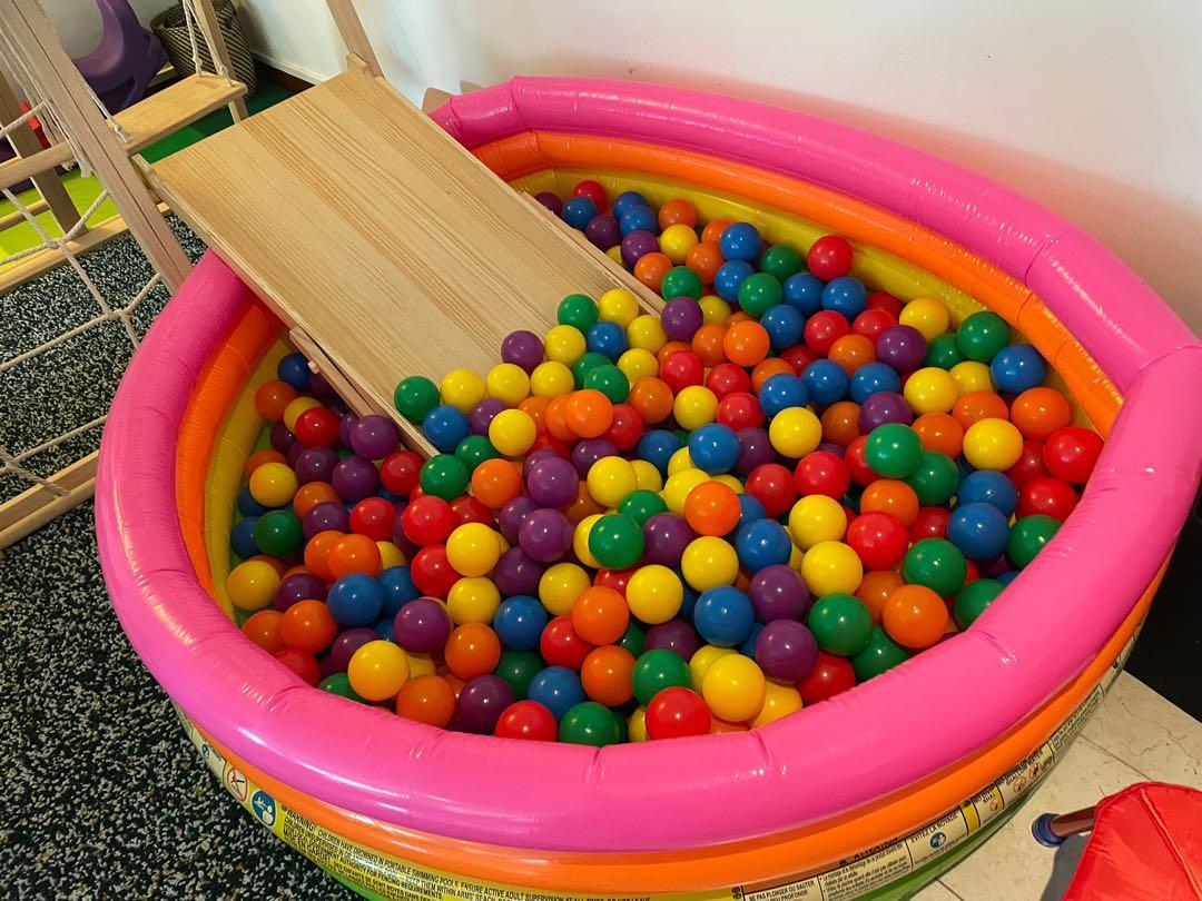 Huge inflatable ball pit with 800 quality airfilled balls, Babies