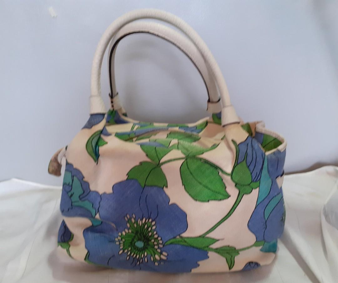 Kate Spade Floral Handbag (Category: Luxury Bags & Wallets) located in Mandaluyong City. Submitted by vicoyb (Listing ID 1172524814, Image 2). Description: Brand: Kate Spade Dimension: 13 x 6 x 9" (L x W x H) This is a used item so please manage expectations. What you see is what you get. "As is." Color may vary to lighting and effects..