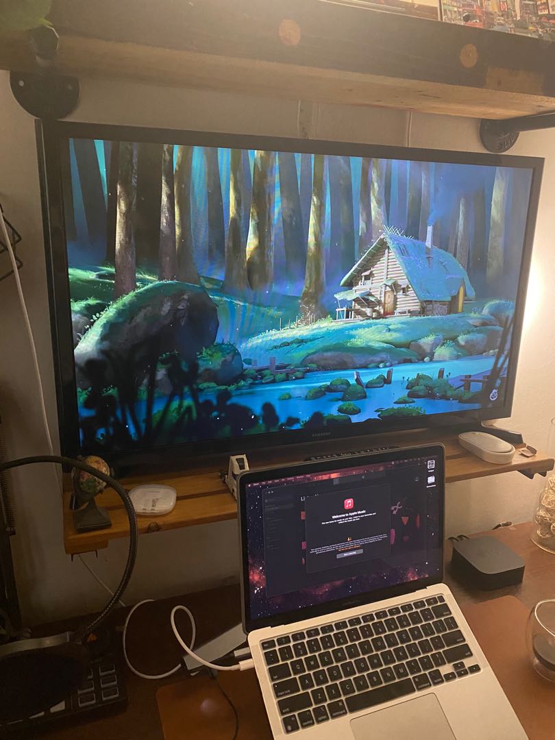 Samsung (not smart) TV Series 4 32" with free wall mount, TV & Home