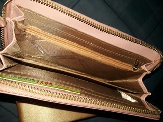 (Category: ) located in . Submitted by closettedeclutter (Listing ID 1172460994, Image 1). Description: .