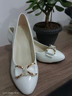 White Closed shoes size 7
