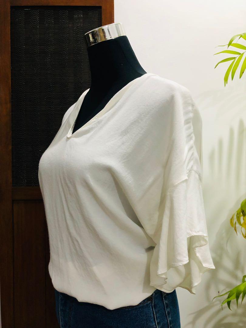 White Ruffles Sleeves V-Neck Blouse (Category: Blouses) located in Dagupan City. Submitted by jopdn (Listing ID 1172504669, Image 2). Description: .
