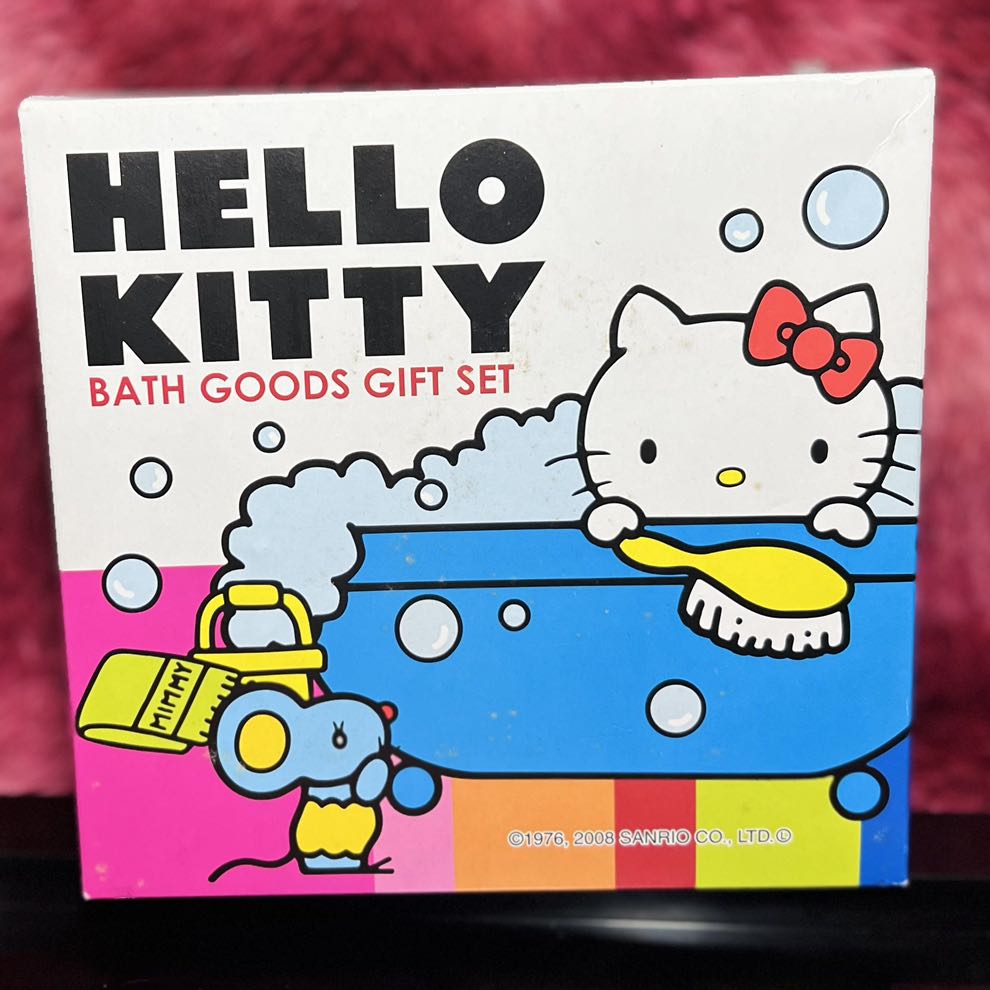 2008 Hello Kitty Bath Goods Gift Set (1 Strawberry Soap, 1 Hand soap ...