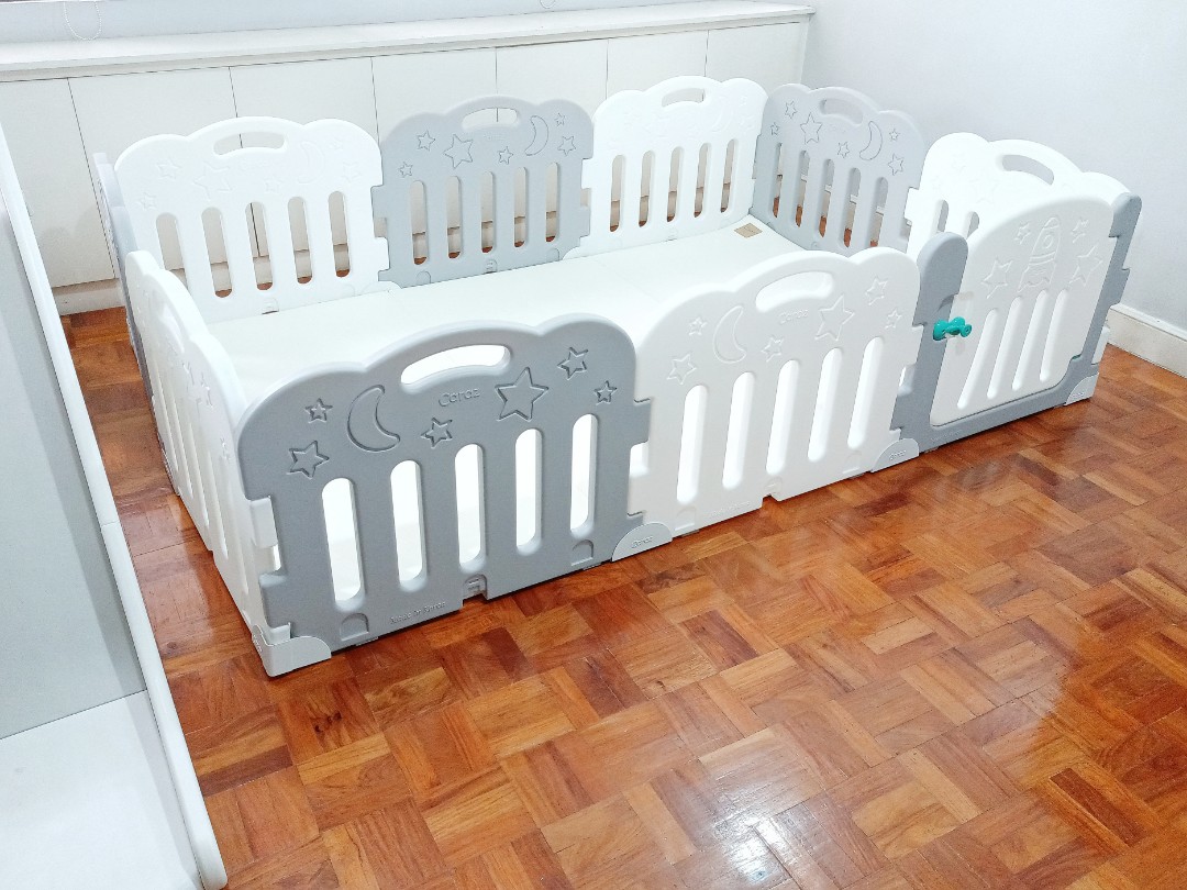 (SOLD) Caraz 10 panel play fence with fitted play mat, playfence, play