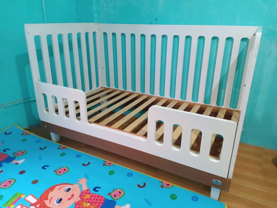 CUDDLEBUG 3 IN 1 MADISON CRIB W IKEA CRIB BUMPER AND SERTA