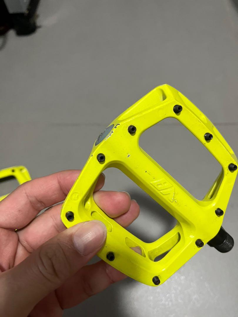 DMR MTB V8 Pedals Neon Yellow