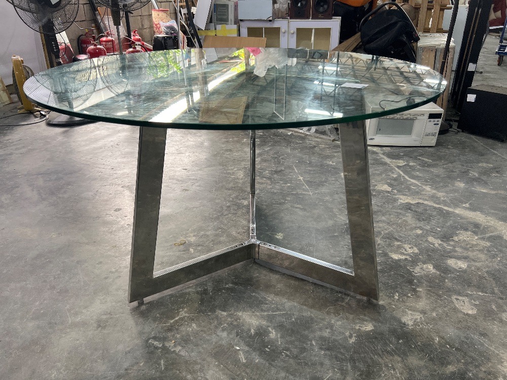 Round Glass Dining Table with Steel Legs / Meja Makan Kaca Bulat dengan ...