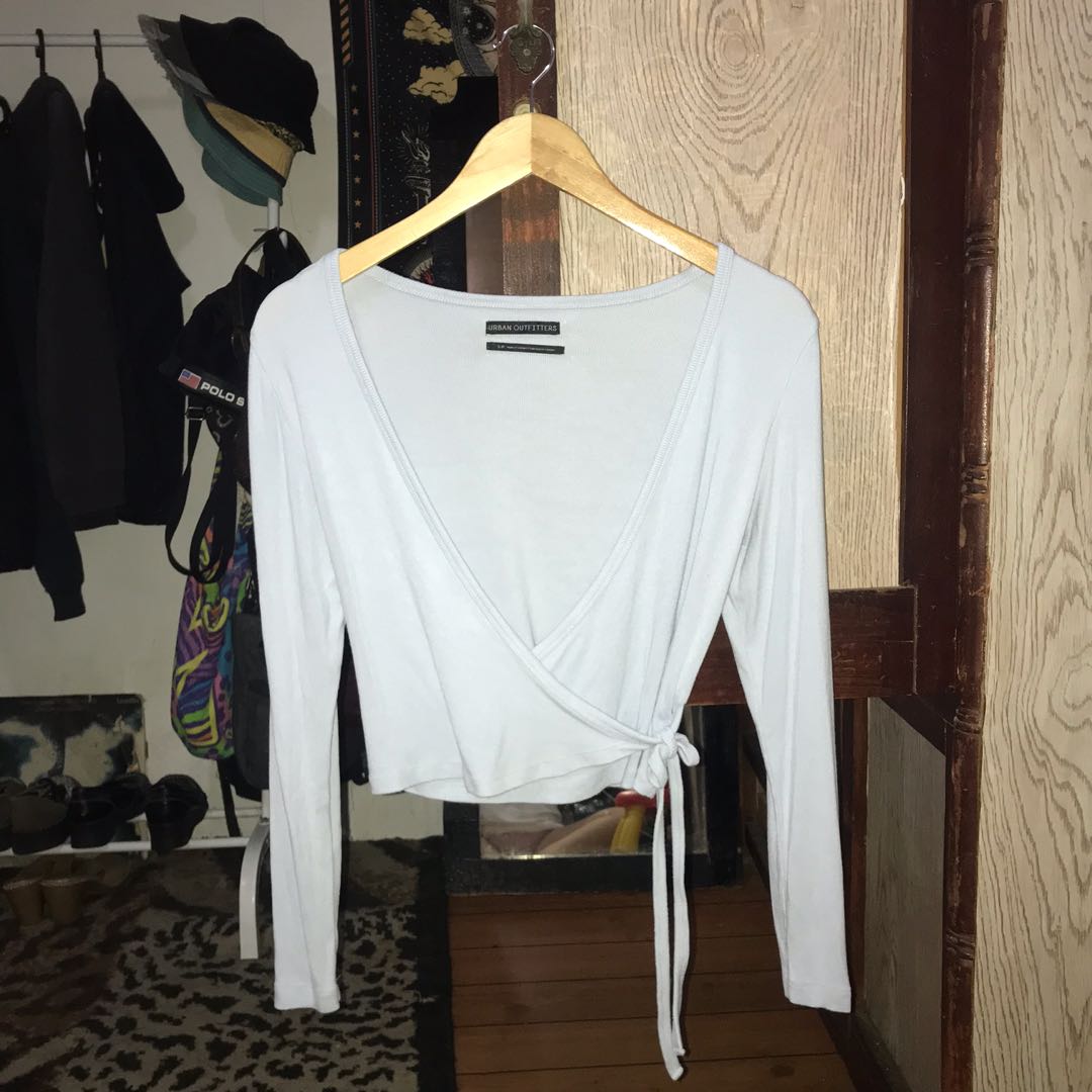 WornOnTV: Cassie's white cami and blue zip sweater on Euphoria