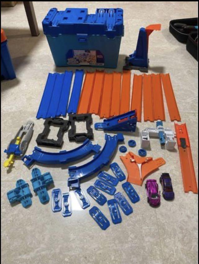 Hot wheels track builder system multi loop box, launchers and cars