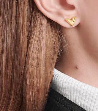 Louis Vuitton Essential V earrings