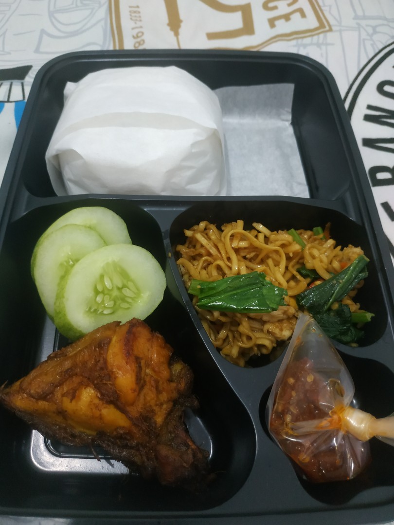 Paket Bento Nasi Ayam Makanan And Minuman Makanan Instan Di Carousell