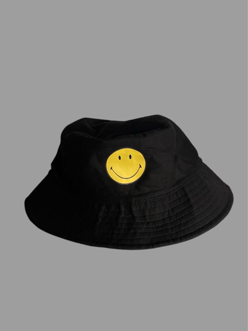 POMELO REVERSIBLE SMILEY BUCKET HAT, Men's Fashion, Watches
