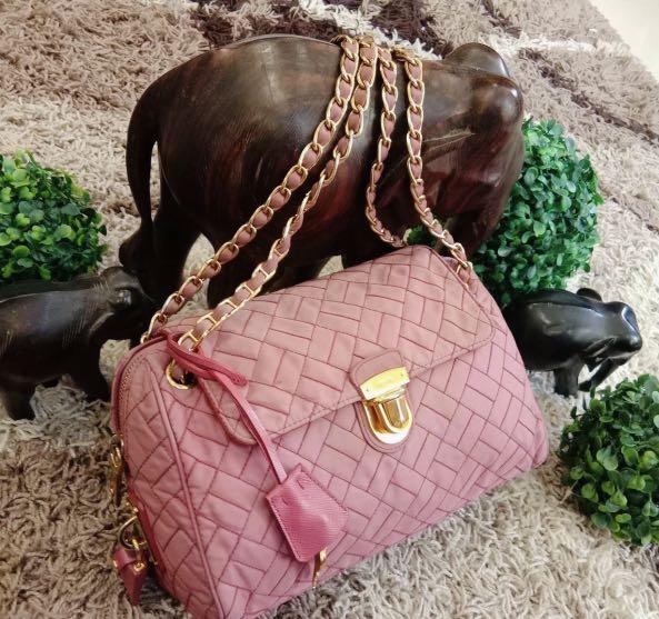 Prada Tessuto Saffiano Nylon Bag (Category: Luxury Bags & Wallets) located in Manila. Submitted by poeticallyinfamous (Listing ID 1172916004, Image 1). Description: Prada Tessuto Saffiano Pink Quilted Nylon Chain Shoulder Bag BR4965 💯Authentic Bag only Brand: Prada, BR4965, zip closure, interior zip pocket Material: Tessuto(Nylon) + Saffiano (Leather) Dimensions: 11”x5.5”x7”, Silver hardware .