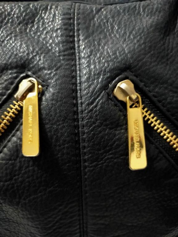 Preloved MK Tote (Category: Luxury Bags & Wallets) located in Manila. Submitted by brhienlareza (Listing ID 1172876238, Image 3). Description: Preloved MK Tote.
