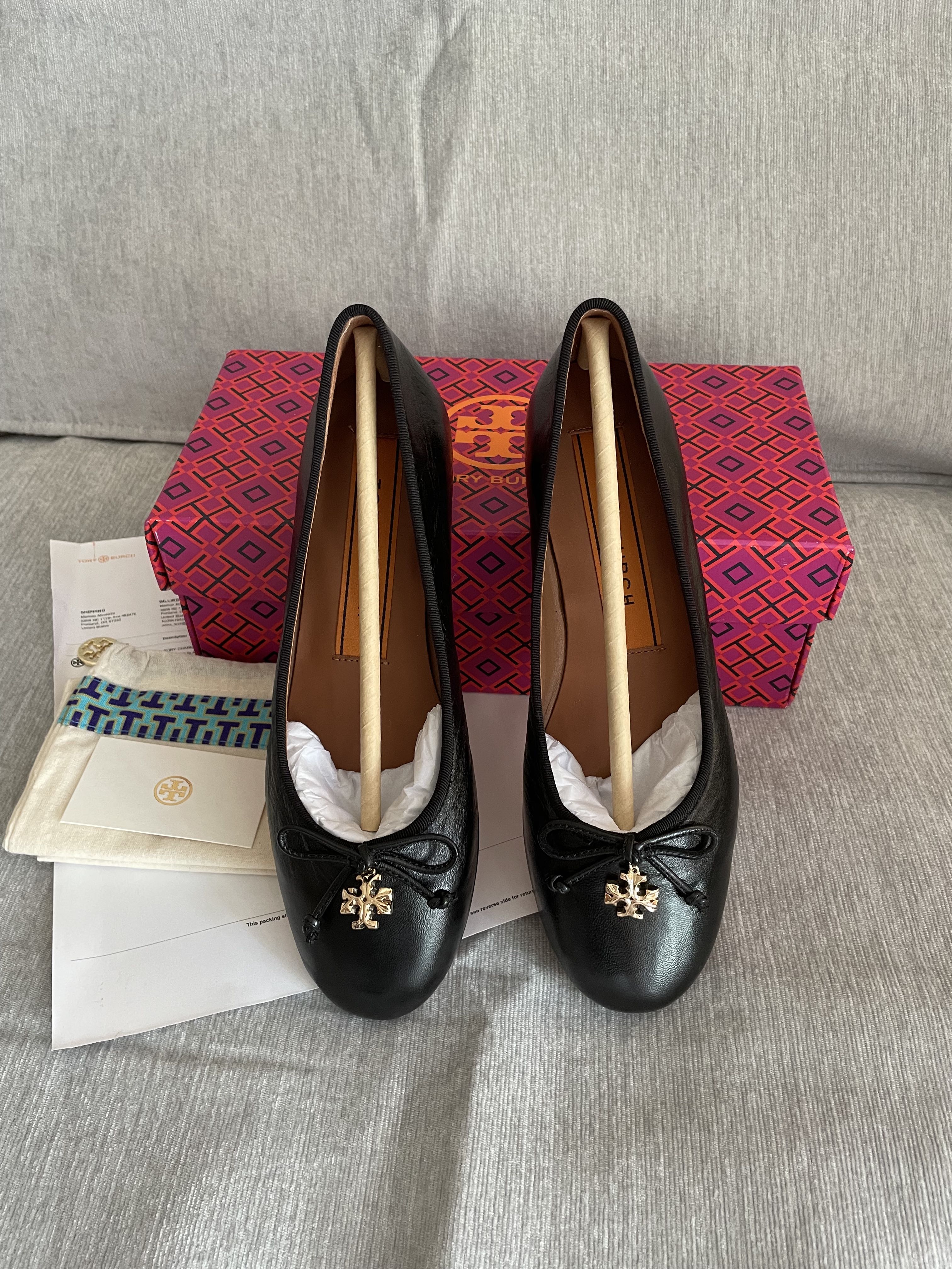 Tory burch shoe Tory charm ballet, Brand new, Women's Fashion, Footwear,  Flats on Carousell