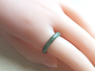 清貨價$68天然A貨緬甸翡翠內直徑19mm玉環戒指 
 翡翠尺寸:19X4.2X3(MM) 實物在窗邊自然光下手機隨手拍，沒有修圖或打燈，最後一張相片是室內手機隨手拍戶內戶外一樣美。 天然礦物本有雲霧、棉絮、礦缺、砂眼等，不作瑕疵範疇，完美主意者不合。64223364731267110