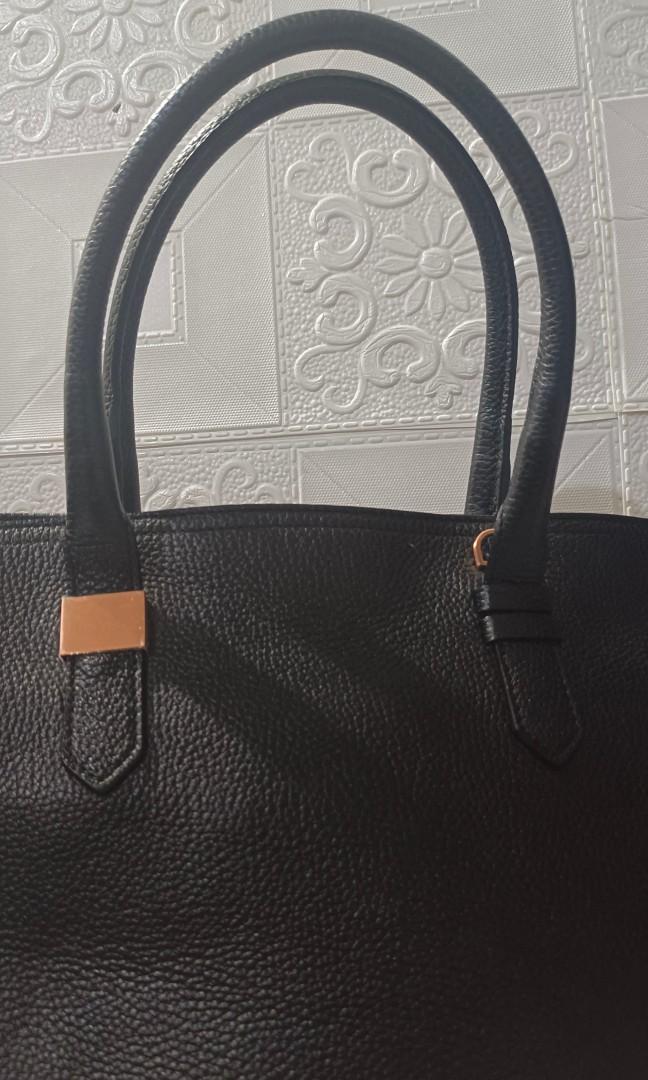 CARLYN HANDBAG IN BLACK GENUINE LEATHER (Category: Luxury Bags & Wallets) located in Pateros City. Submitted by chic_barn (Listing ID 1172990355, Image 2). Description: handbag medium size minimal signs of use only no sling 3 compartments signature canvas inner lining coded.