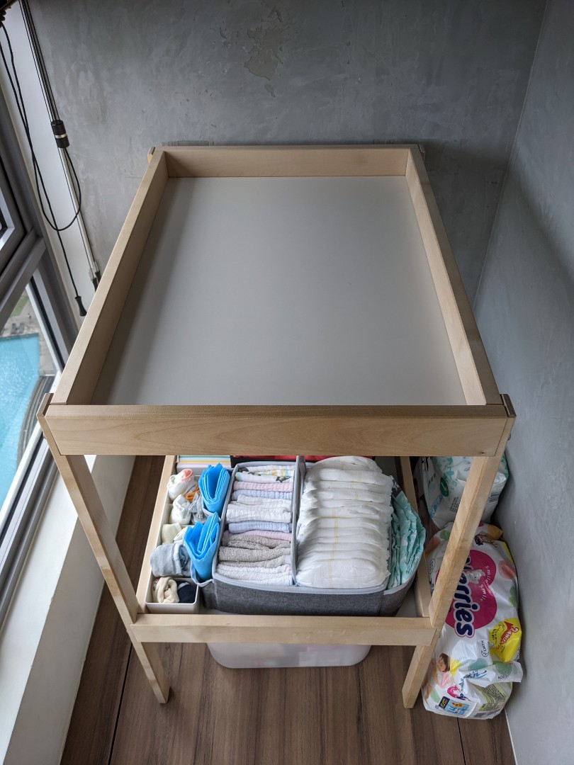 Compact baby store changing table
