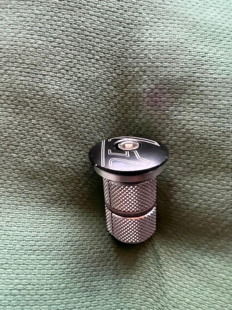 gravel bike carbon fork