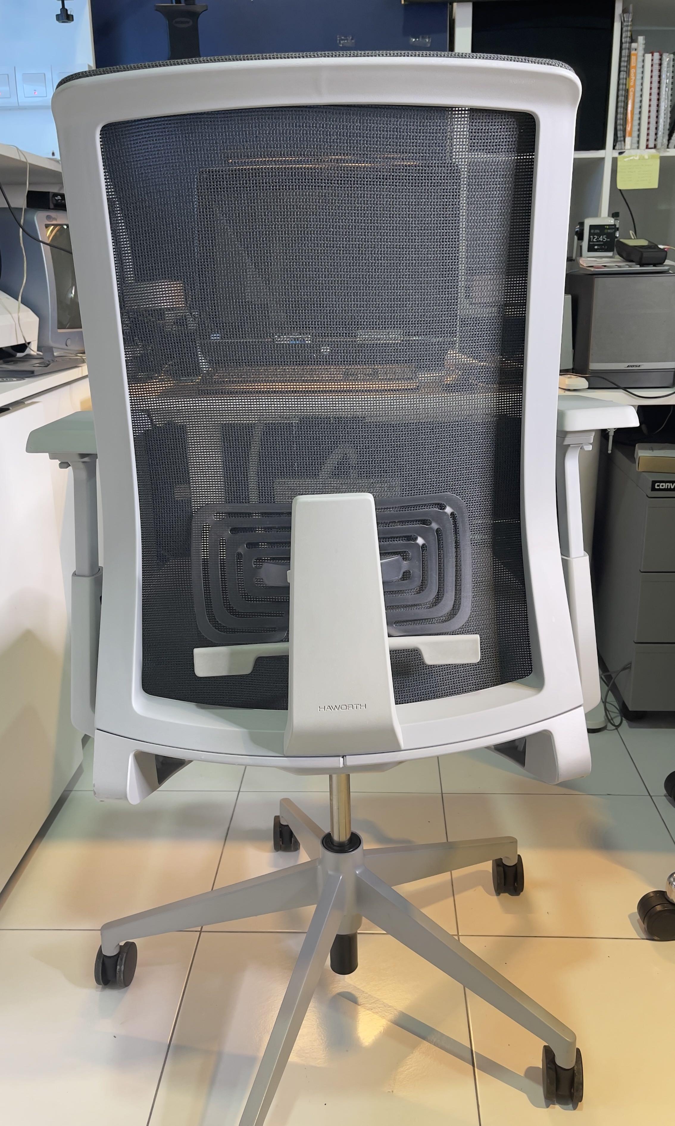 Very office chair top with 4d arms