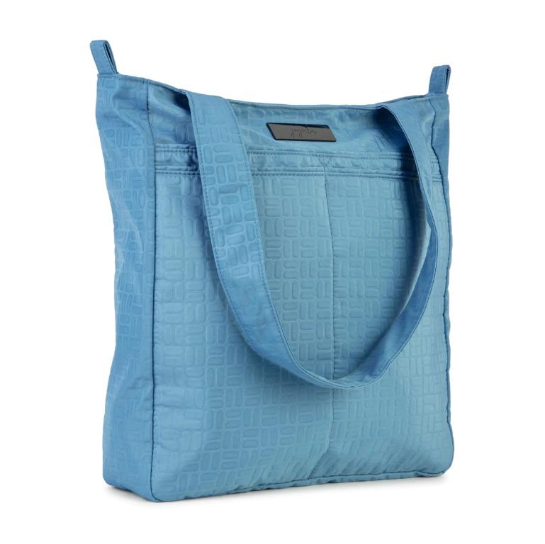 Jujube Be Light Marine Basketweave (Category: Diaper Bags & Wetbags) located in Makati City. Submitted by chaitealover (Listing ID 1173014041, Image 2). Description: It’s one thing to be light. It’s another to be ultra-crazy, feather light! This awesome tote can pack down so small that you’ll swear it’s not really there ... but it still holds a ton when you need it to. Perfect sized straps and just the right number of pockets. You won’t find a be