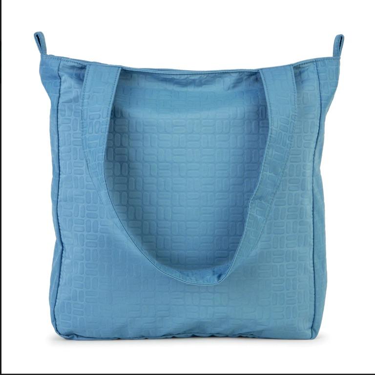 Jujube Be Light Marine Basketweave (Category: Diaper Bags & Wetbags) located in Makati City. Submitted by chaitealover (Listing ID 1173014041, Image 3). Description: It’s one thing to be light. It’s another to be ultra-crazy, feather light! This awesome tote can pack down so small that you’ll swear it’s not really there ... but it still holds a ton when you need it to. Perfect sized straps and just the right number of pockets. You won’t find a be