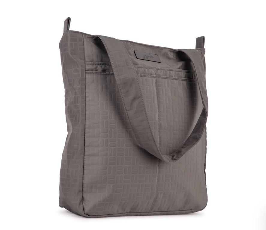 Jujube Be Light Mineral Basketweave (Category: Diaper Bags & Wetbags) located in Makati City. Submitted by chaitealover (Listing ID 1173014633, Image 2). Description: It’s one thing to be light. It’s another to be ultra-crazy, feather light! This awesome tote can pack down so small that you’ll swear it’s not really there ... but it still holds a ton when you need it to. Perfect sized straps and just the right number of pockets. You won’t find a b