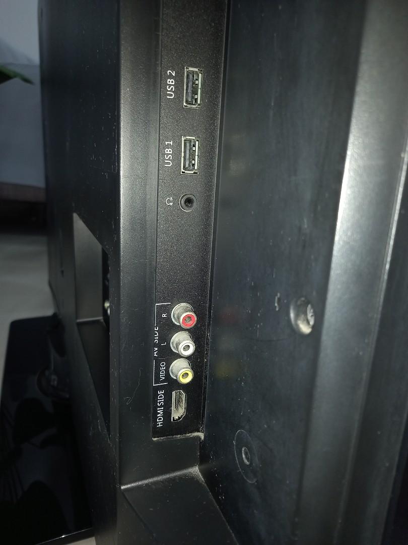 Philips (Category: TV) located in Singapore. Submitted by ledmurals (Listing ID 1173014257, Image 4). Description: well used tv what you see is what you get. buyers arrange own transportation.