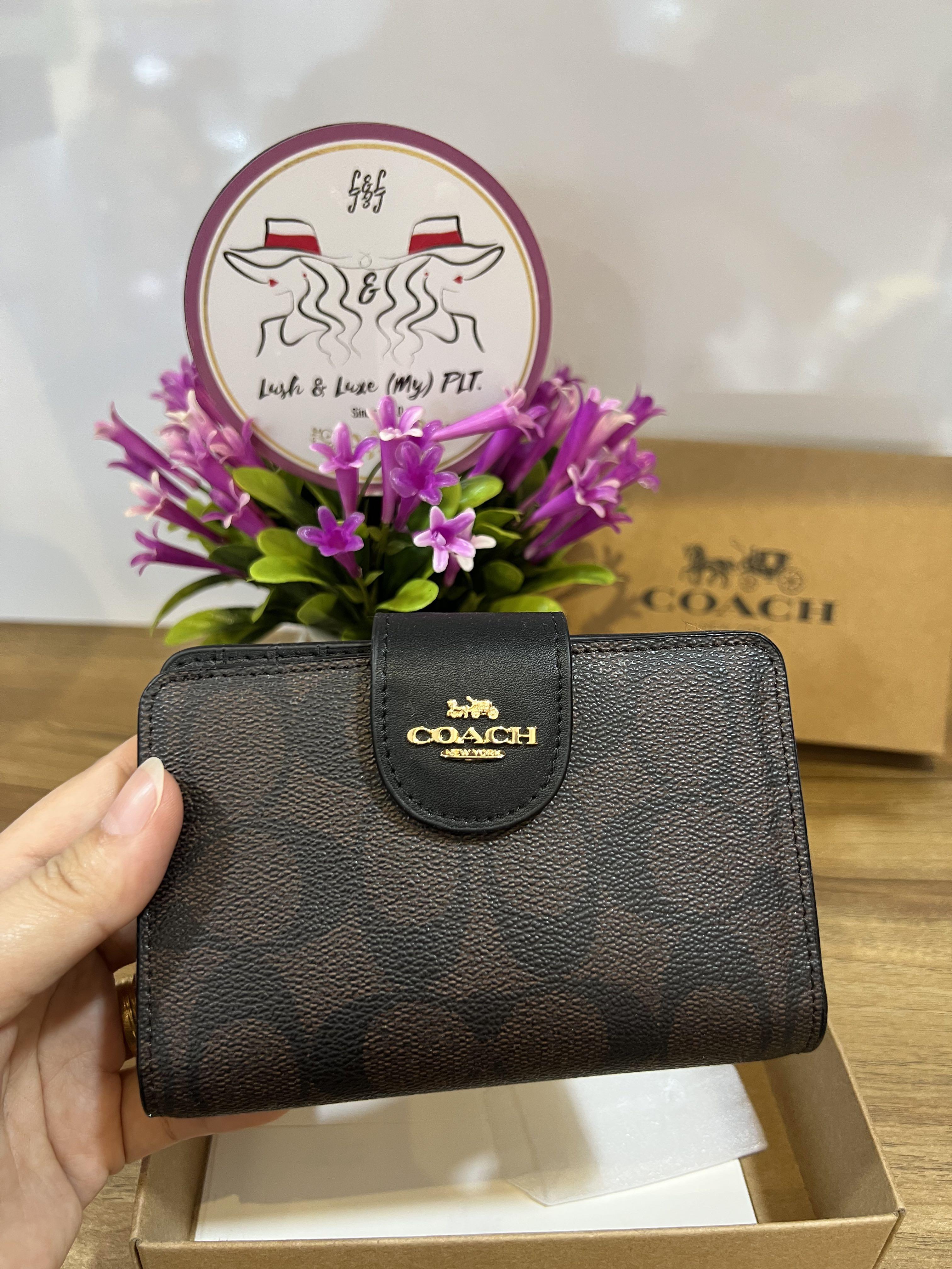 Coach medium wallet hotsell