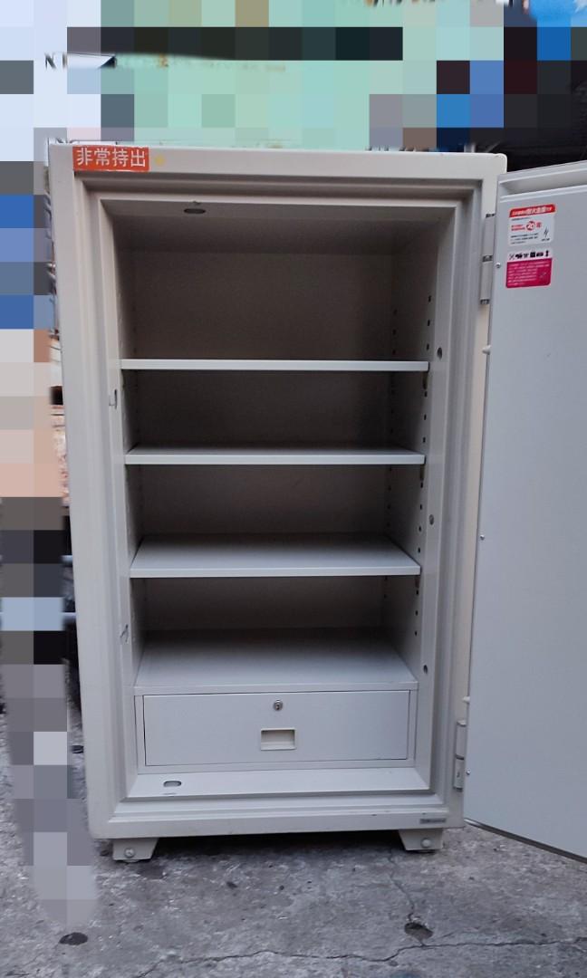 Safety vault Big Vault fireproof gun vault (Category: Safe) located in Valenzuela. Submitted by jmalano (Listing ID 1173092735, Image 2). Description: for sale heavy duty vault. condition: used with minor scratches due to handling and transport. pick up location Valenzuela City. estimated weight 400 kilos. big vault,fire proof,gun vault. we deliver within metro Manila and nearby provinces..