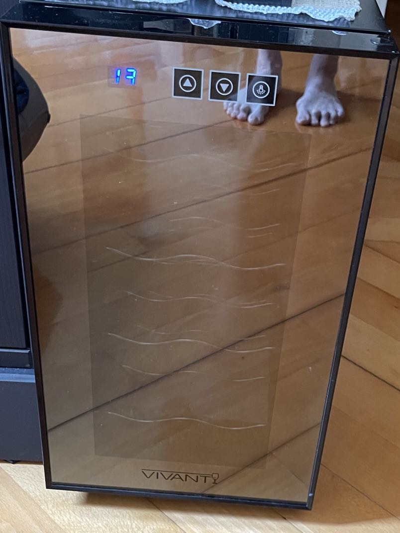 Vivant wine cooler, 傢俬＆家居, 其他, 家居改善及收納用品 Carousell