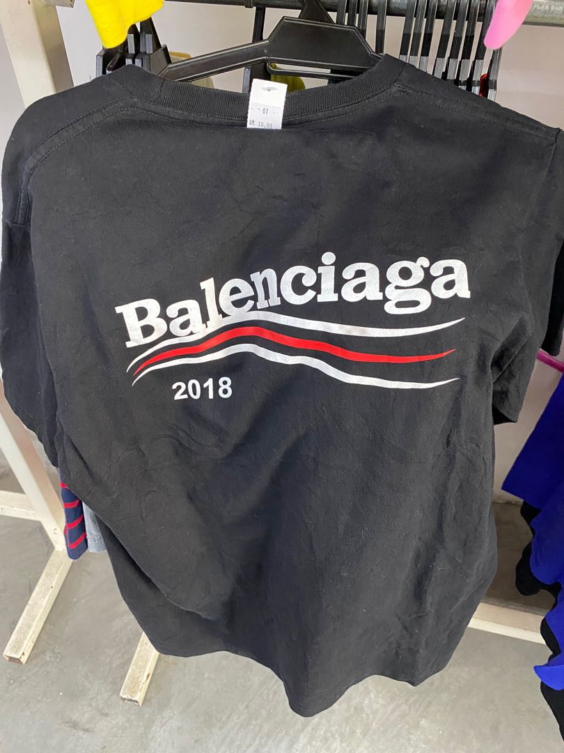 Layouten Validering landmænd Balenciaga 2018 spell out big logo tshirt M size, Men's Fashion, Tops &  Sets, Tshirts & Polo Shirts on Carousell
