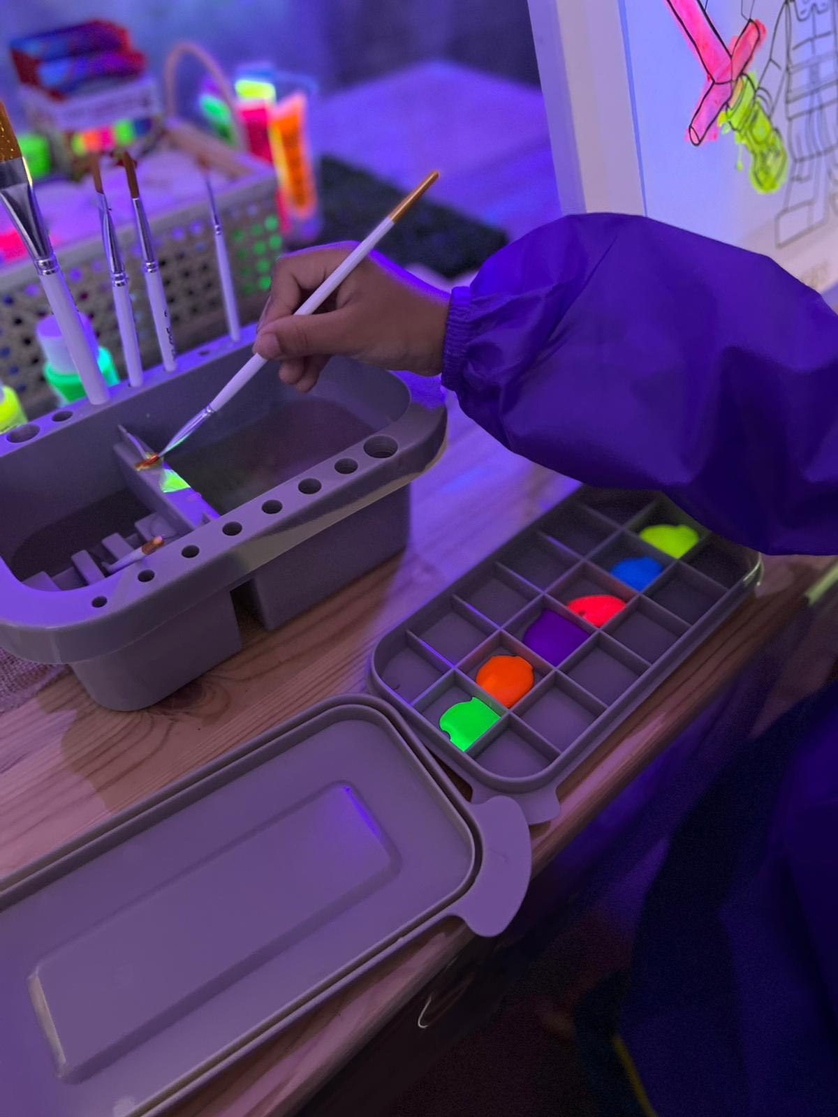 BLACK LIGHT ART CLASS (GLOW IN THE DARK ART CLASS), Learning