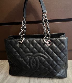 (Category: ) located in . Submitted by daaiyahcloset (Listing ID 1173217832, Image 1). Description: .