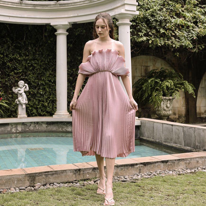claude pleated dress Claude Official Dress Code : Heya Dress Claude Size : Free Size Bust : up to 95 cm Length : 100 cm Rent Price : Rp. 189.000,- /