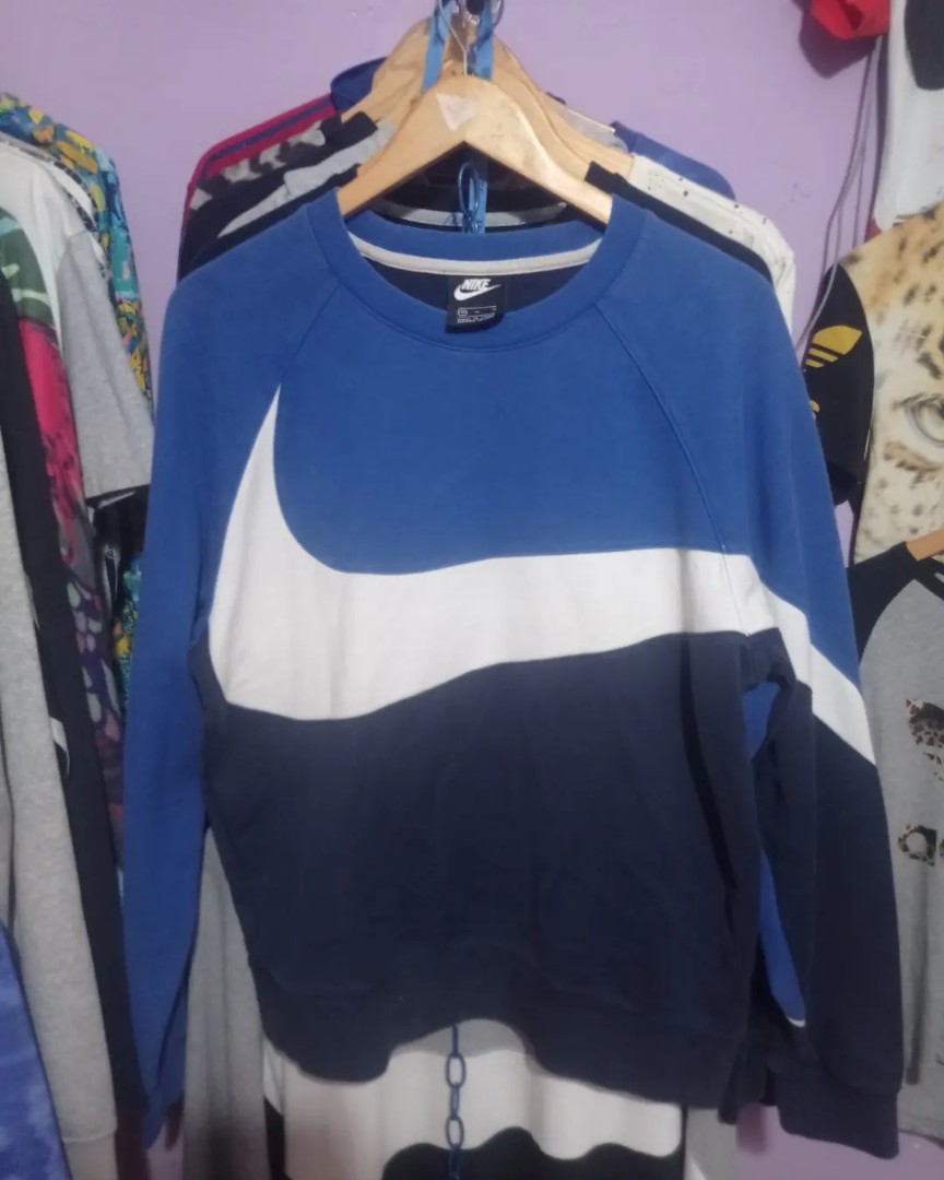 Crewneck nike big swoosh Fesyen Pria Pakaian Atasan di Carousell