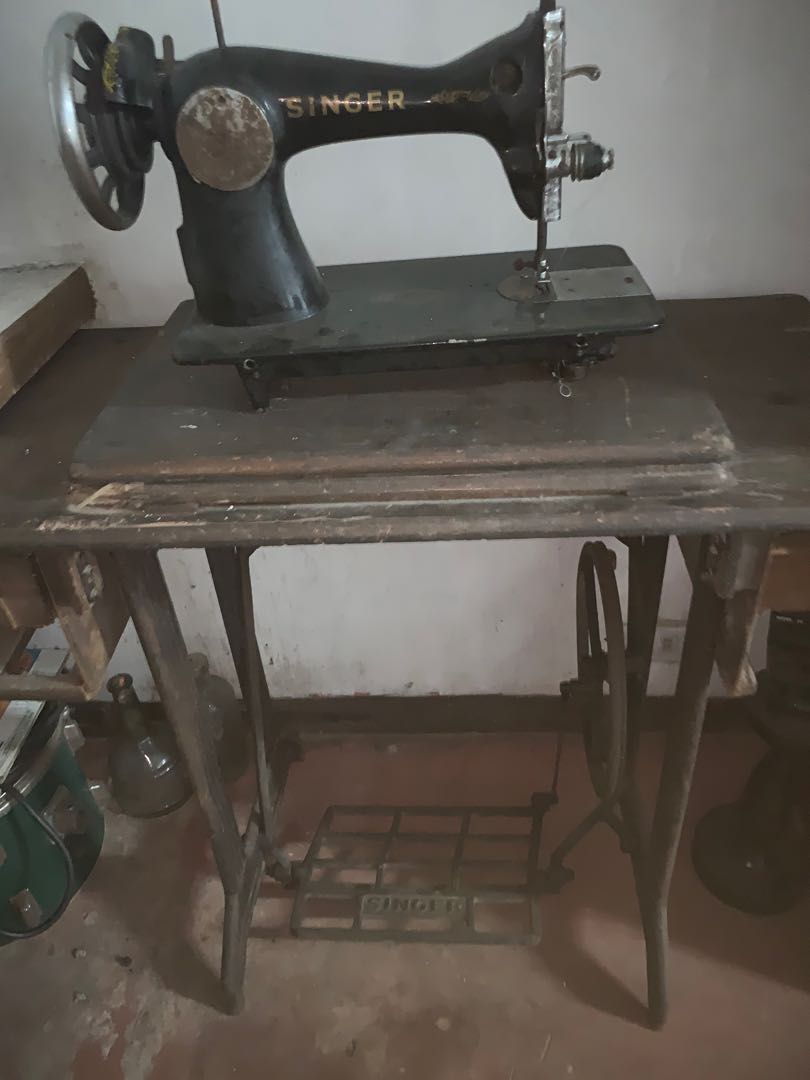Old sewing machine singer, Hobbies & Toys, Memorabilia & Collectibles