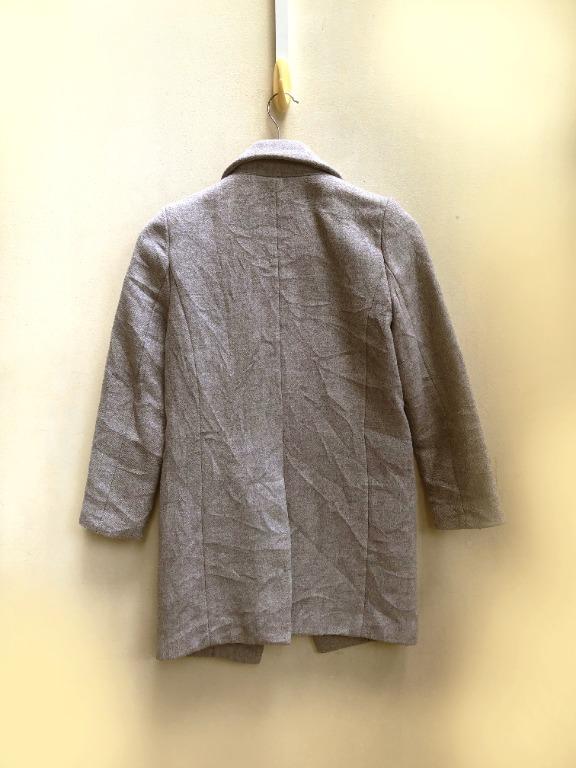 Plain Gray Coat / Blazer for Men & Women (Category: Coats, Jackets and Outerwear) located in Pasig City. Submitted by _TwiceisNice_ (Listing ID 1173342508, Image 2). Description: #4theplanet Premium Preloved coat. Sherpa with polyester inner lining. Good for office wear, cold weather and OOTD. IN/CM Length: 32/81 Shoulder: 14/36 Sleeves: 12.5/54 Chest: 16/42 Flaws: Preloved coat. Needs washing and ironing. Payment methods: Toktok COD, Gcash, Grab