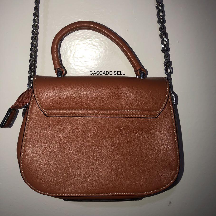 Tucano Brown Sling Bag (Category: Cross-body Bags) located in General Trias. Submitted by cascadesells (Listing ID 1173362762, Image 2). Description: Tucano Brown Sling Bag for 350 php. Issue: Leather Peeling on small part of the bag Zipper is working. Sling chain is good. Can carry phone, wallet, and powerbank with extra space. Message me for more pictures / details. You may also message this account: https://www.facebook.com/profile.php?id=1000