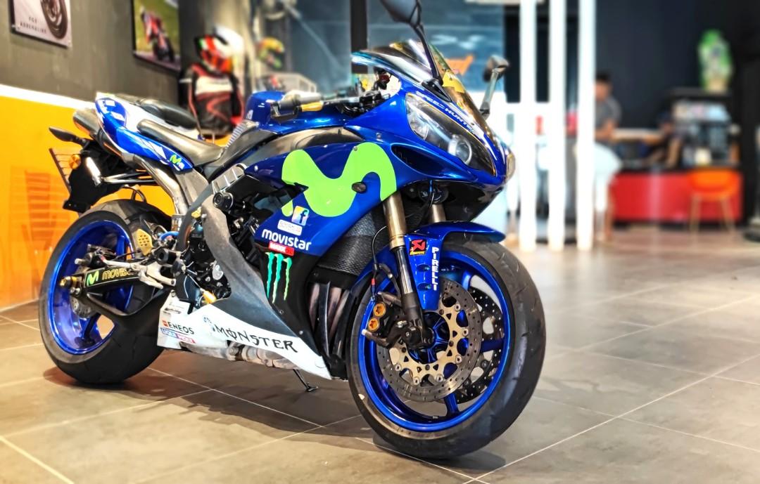 Yamaha top r1 208