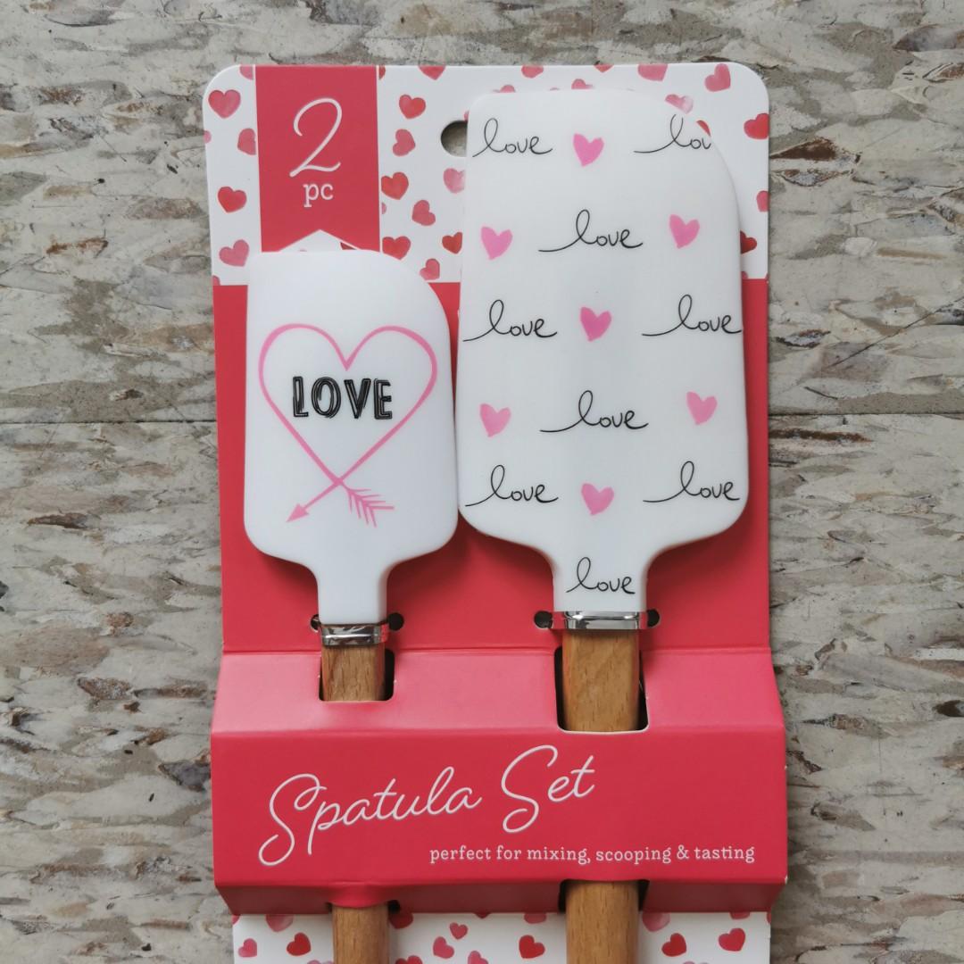 2 Piece Spatula Set (Category: Bakeware) located in Quezon City. Submitted by firstlovedbyb (Listing ID 1173391837, Image 2). Description: 2 piece Spatula Set. Perfect for mixing, scooping and tasting. Includes metric conversion chart. Brand new. Bought in the US..