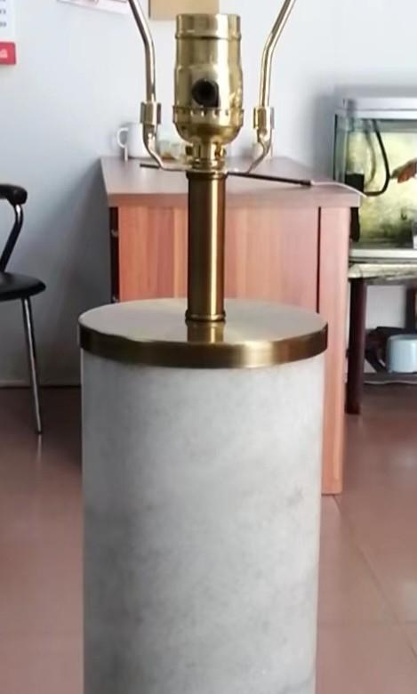 超靚大理石台燈 （分類：燈飾）位於 Hong Kong。 由 nc_lighting 提交（商品編號 1173466365，圖片 3）。簡介： 美國酒店單 天然大理石電鍍台燈 工廠直送單 超靚，外面買要二千幾銀一支 只此一支 有USB插口 實物在第3張圖片。