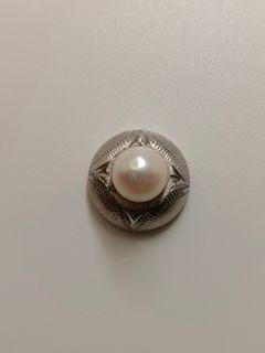Akoya pearl pin 13mm silver. Pearl is 7mm