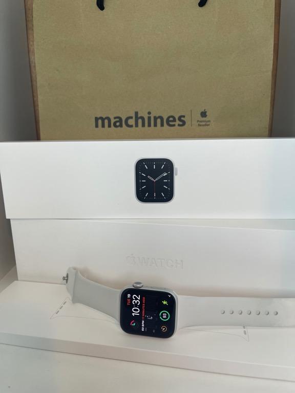 Apple Watch S6 Silver White Band 44mm Non Cellular Men s