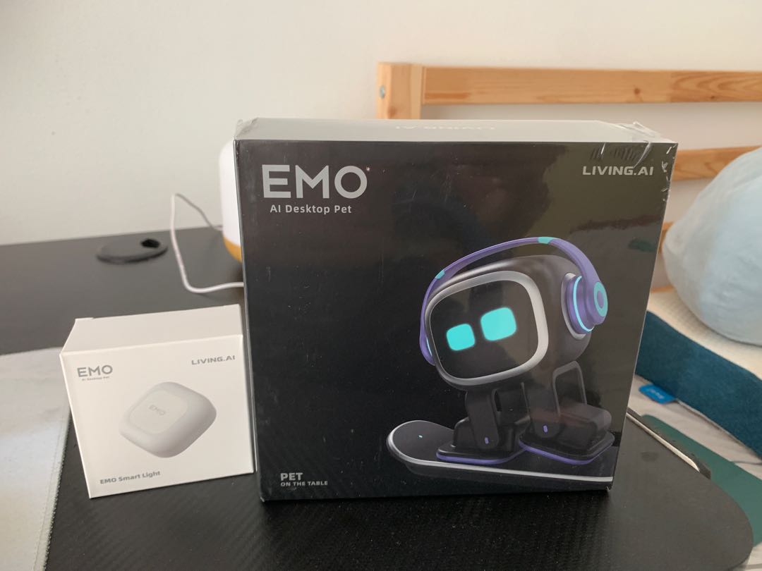 EMO robot from Living AI  Unboxing this cool new robot! 